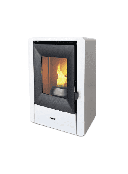 De Tepor smart 7kW is een moderne rechthoekige pelletkachel in een witte behuizing met een zichtbare vlam door het voorste glaspaneel. Binnenin brandt een klein houtblok, omgeven door een donker frame met de merknaam onder het glas.