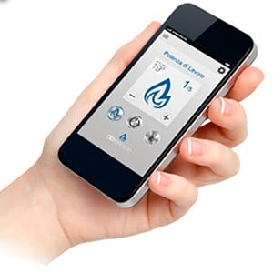 Een hand die een smartphone vasthoudt met een vlampictogram-app toont de Wifi-kit voor pelletkachel 4790052. Deze toont de temperatuurinstellingen en bedieningsknoppen voor naadloos verwarmingsbeheer.