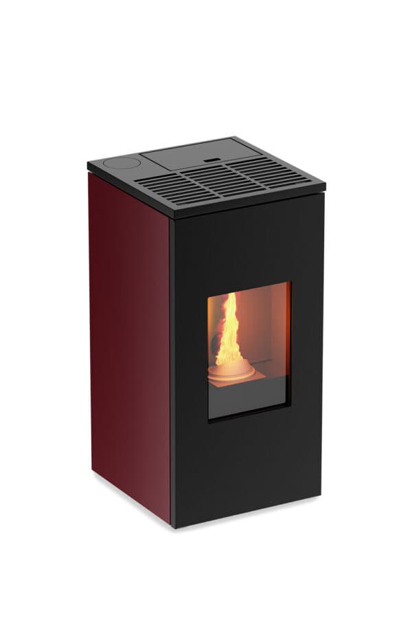 De Tepor Futura 11kW is een compacte zwart-rode pelletkachel met een glazen voorkant om de vlam te kunnen zien. Hij heeft een ventilatieopening aan de bovenkant en gladde zijkanten, waardoor hij ideaal is voor verwarming binnenshuis.
