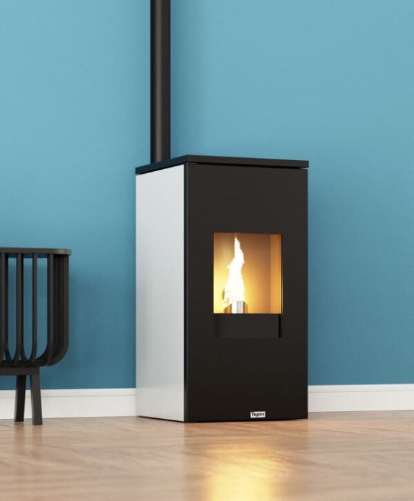 Een moderne, rechthoekige zwart-witte open haard met een zichtbare vlam staat tegen een blauwe muur. De strakke Tepor Futura 11kW radiator, gedeeltelijk zichtbaar aan de linkerkant, complementeert de lichte houten vloer.