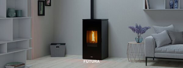 Een moderne woonkamer heeft een Tepor Futura 11kW zwarte houtkachel met zichtbare vlammen. Het minimalistische decor omvat een lichte houten vloer, een kleine tafel met paarse bloemen en planken versierd met boeken en decoratie-items.