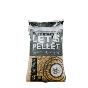 Een doorzichtige plastic zak met het label Let's Pellet Houtpellets 975 kg (pallet) | ENplus A1 Gecertificeerd [PRE-ORDER], die premium houtpellets bevat, is voorzien van certificatiesymbolen en tekst die het gebruik van topkwaliteit promoot.