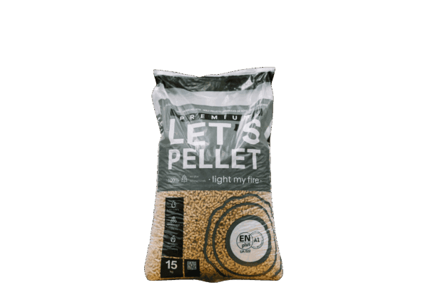 Een doorzichtige plastic zak met het label Let's Pellet Houtpellets 975 kg (pallet) | ENplus A1 Gecertificeerd [PRE-ORDER], die premium houtpellets bevat, is voorzien van certificatiesymbolen en tekst die het gebruik van topkwaliteit promoot.